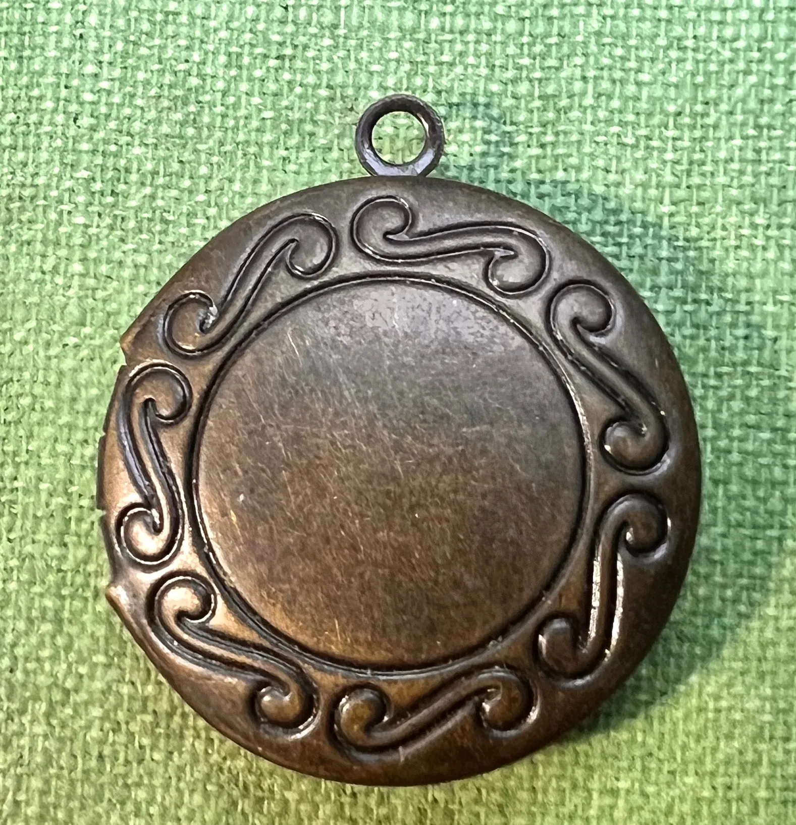 2cm wide Round Locket - Bronze or Copper Tone