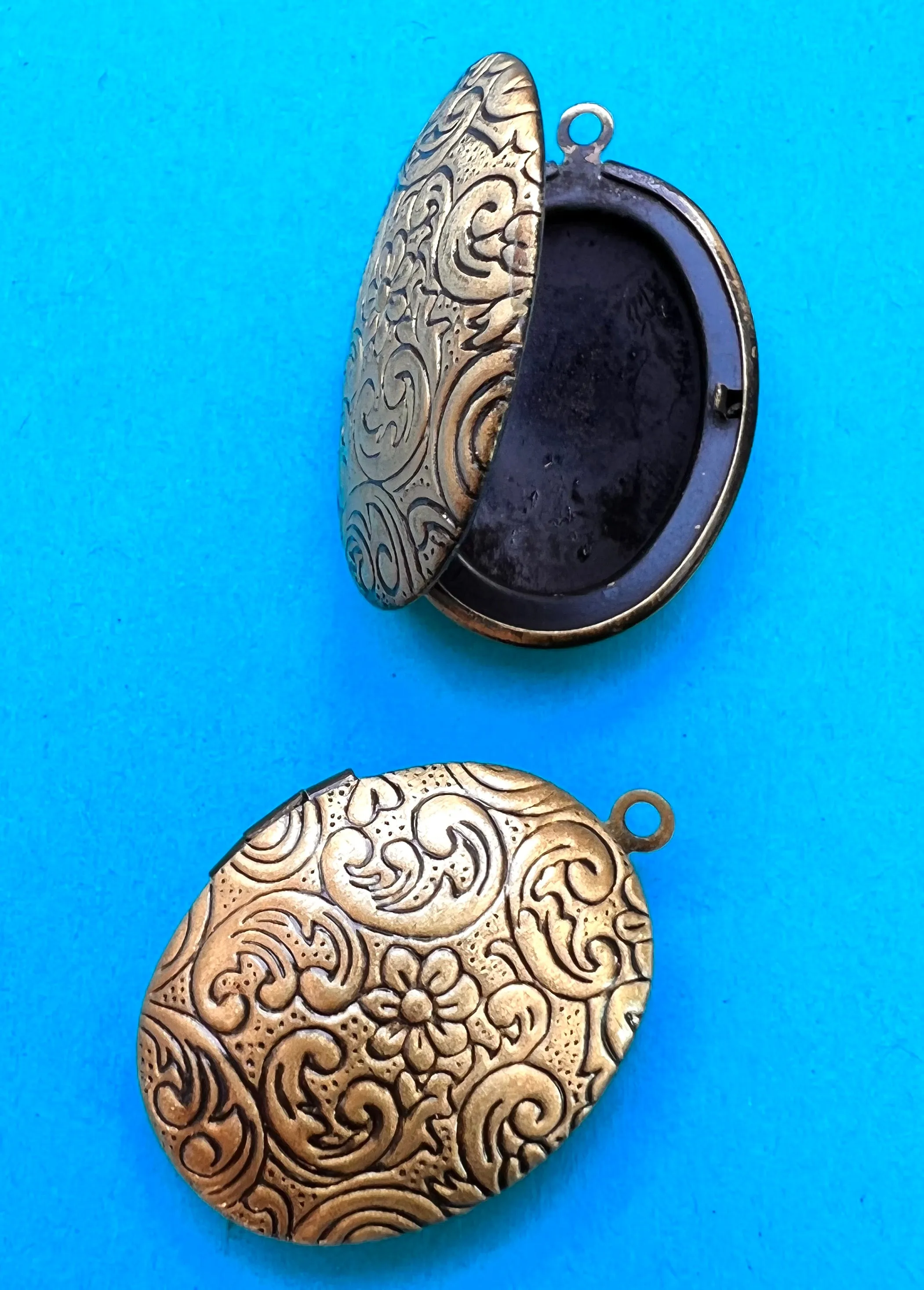 3cm Floral Embossed Bonze Tone Locket