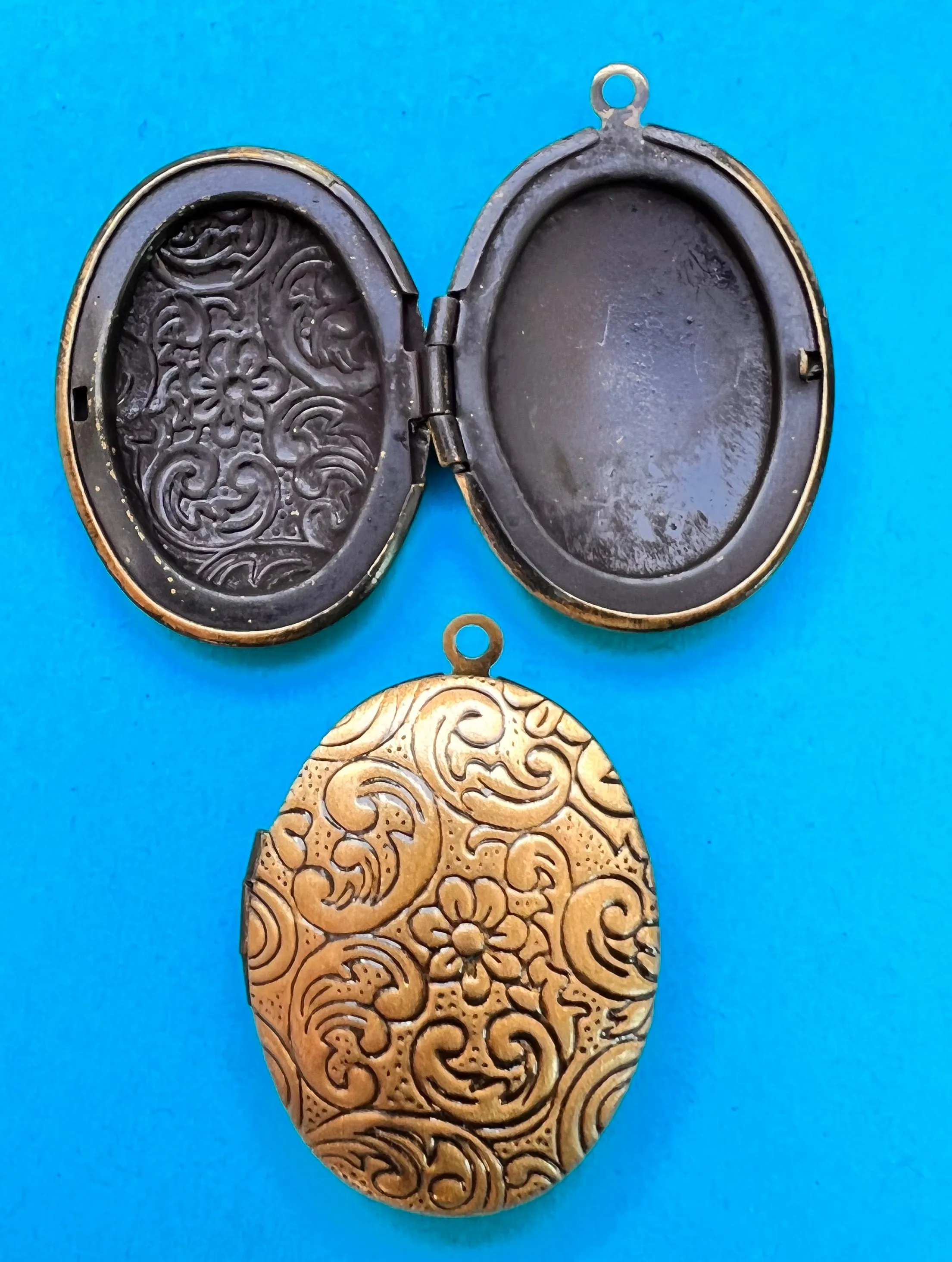 3cm Floral Embossed Bonze Tone Locket