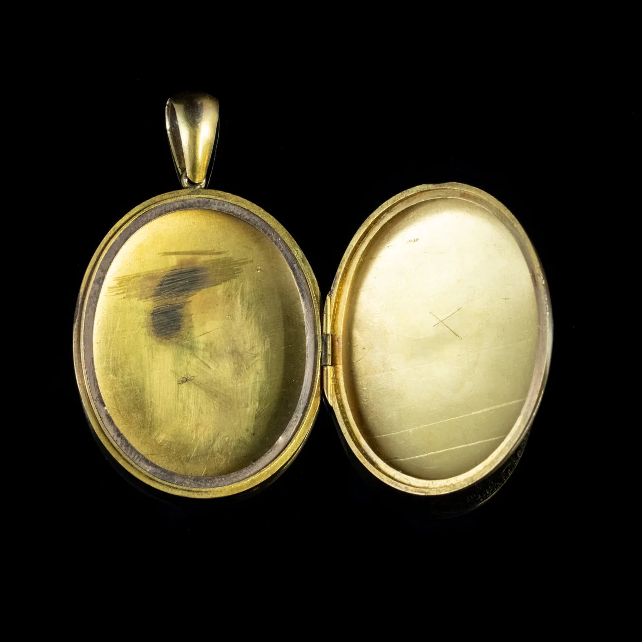 Antique Victorian Ivy Engraved Locket 18Ct Gold Circa 1880