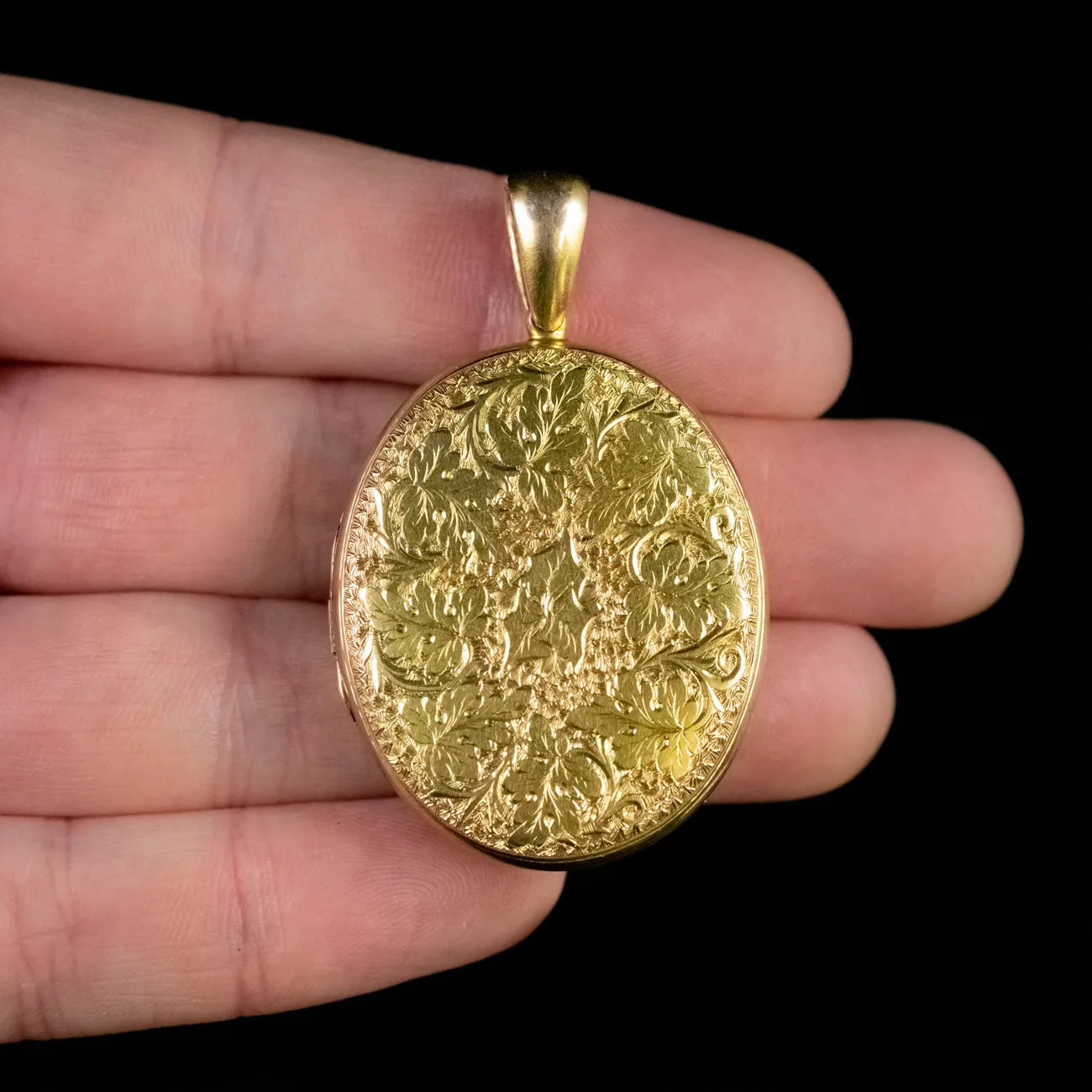 Antique Victorian Ivy Engraved Locket 18Ct Gold Circa 1880