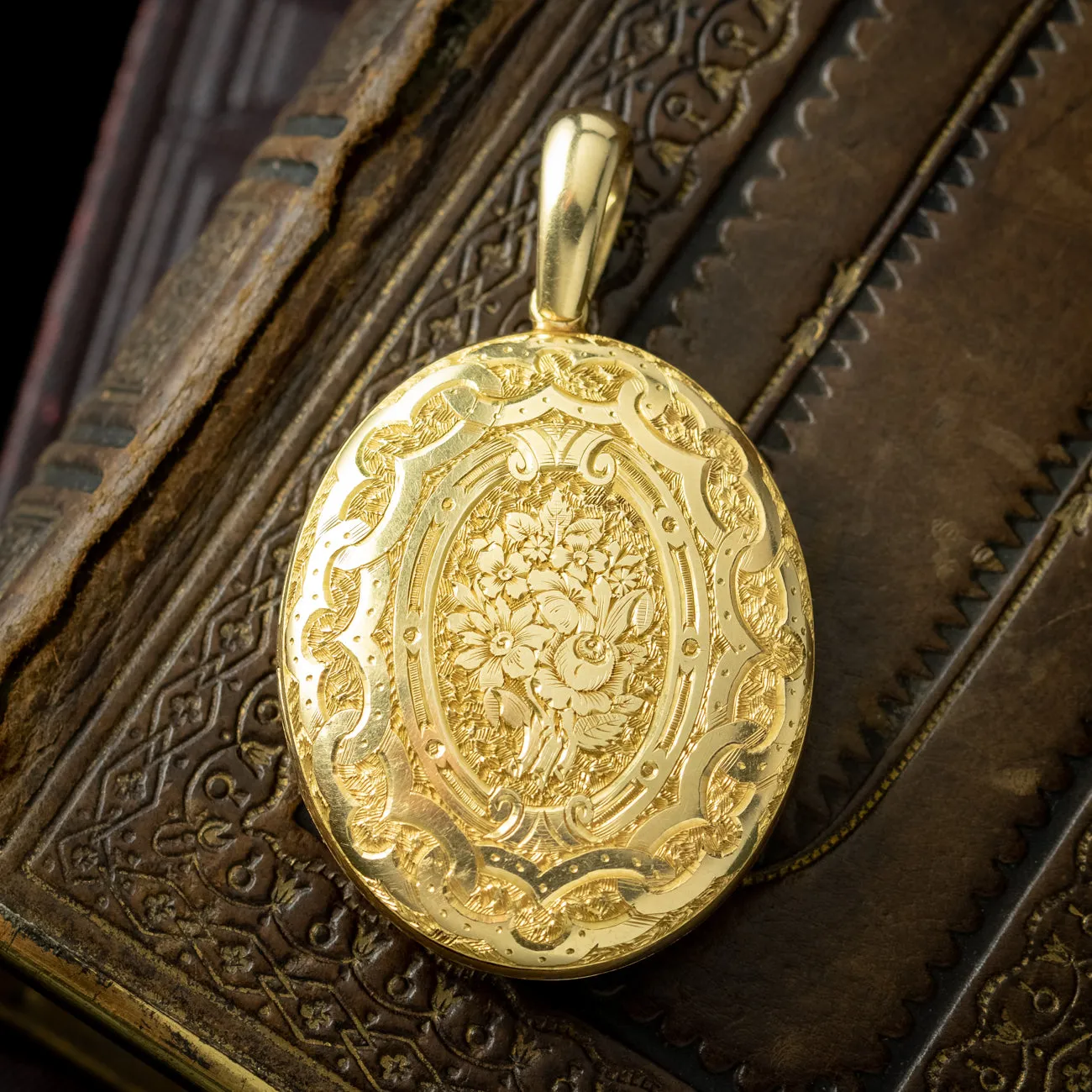 Antique Victorian Locket 18ct Solid Gold With Coloured Photographs