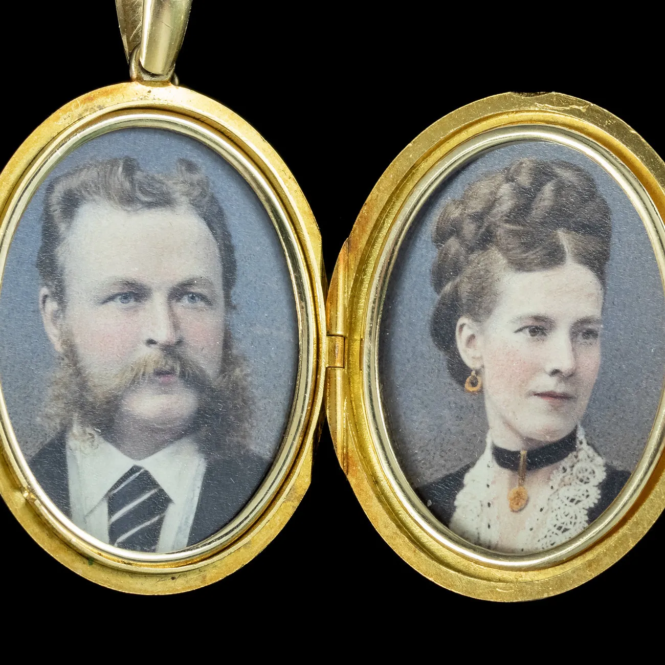 Antique Victorian Locket 18ct Solid Gold With Coloured Photographs