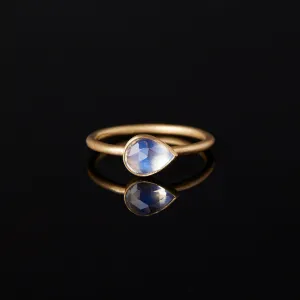 RMR26-OOAK | 0.89 Carat One-of-a-Kind Rainbow Moonstone Ring