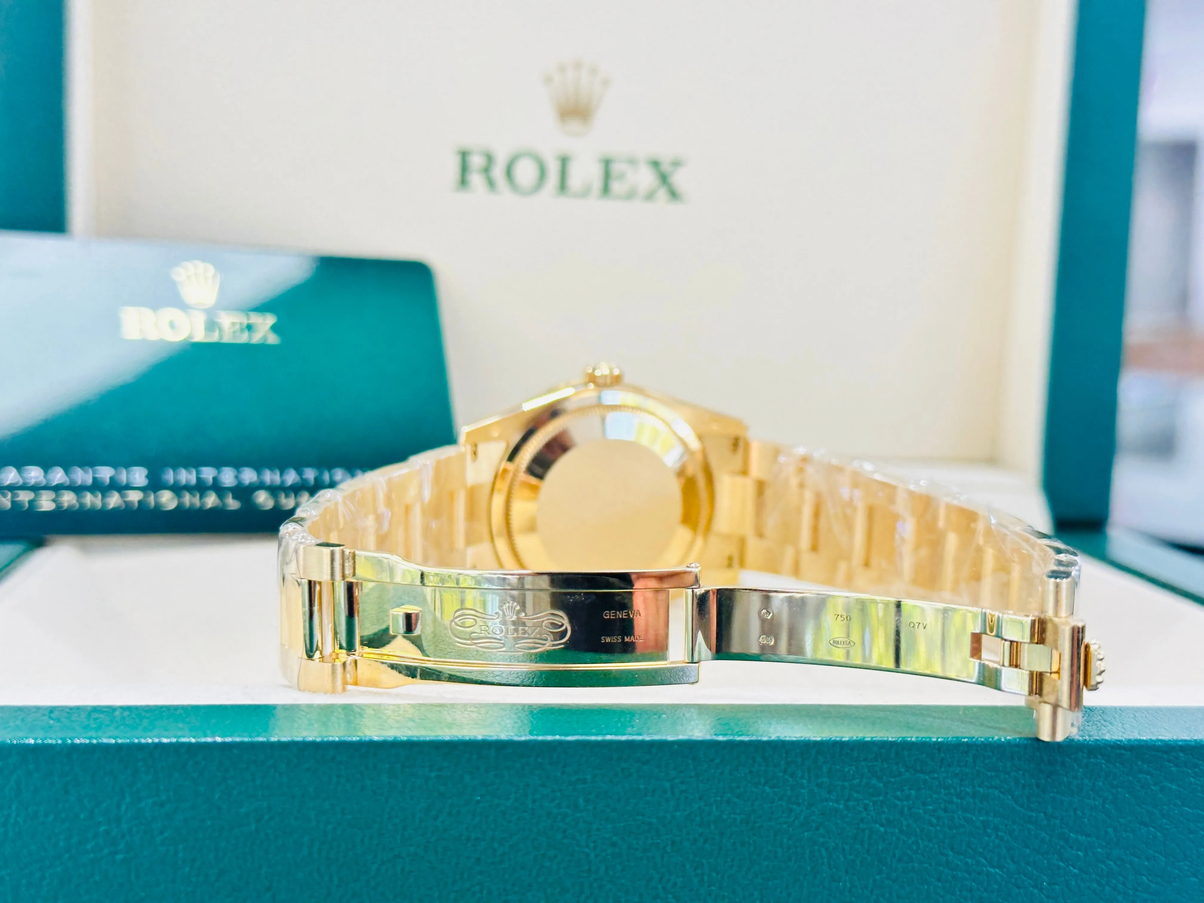 Rolex Day-Date 36 118348 Factory Diamond Bezel Factory Diamond Lavender Jade Carousel Dial  Box & Papers Unworn